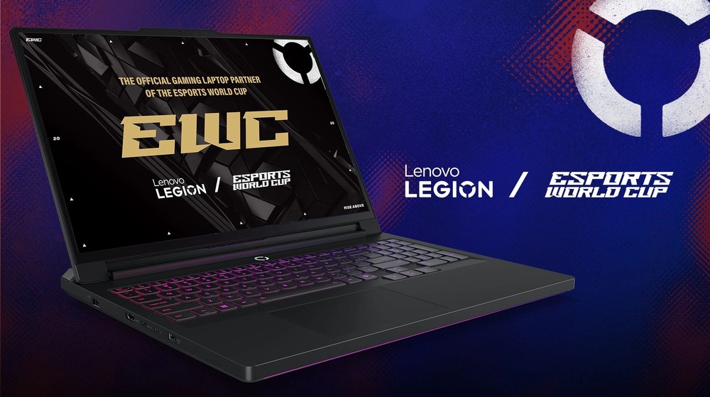 Notebook Lenovo Legion Pro 7 16IAX10H + Game Pass předplatné na 3 měsíce černý Notebook Lenovo Legion s podsvícenou klávesnicí zobrazuje na obrazovce nápis „EWC“ a logo esportu. Pozadí je v zářivé modré barvě s červenými akcenty.
