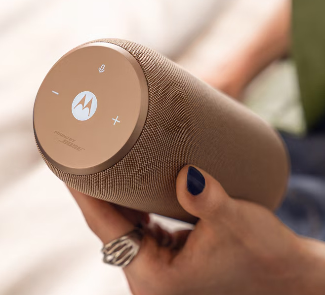 Žena drží v ruce reproduktor Motorola Moto Sound Flow