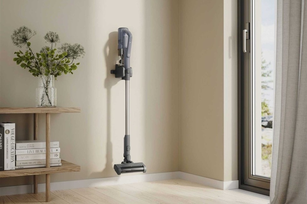tyčový vysavač Electrolux EP51UH18DB série 500 na nástěnném držáku u francouzského okna