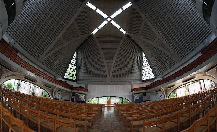 Objektiv Sony FE 8-14mm f/3.5 Fisheye G černý Interiér rozlehlého sálu zachycený objektivem Sony FE 8–14 mm f/3.5 Fisheye G s dramaticky prohnutou perspektivou