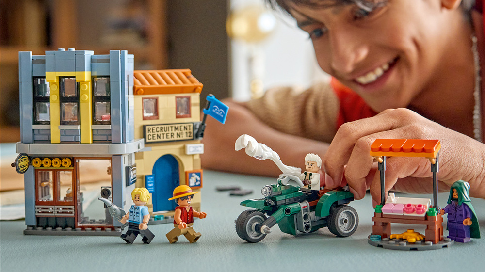 Stavebnice LEGO® ONE PIECE 75642 Souboj s kapitánem Smokerem Luffy, Sanji, Dragon a kapitán Smoker rozehrávají střet, který můžete doplnit kouřovými efekty a meči.