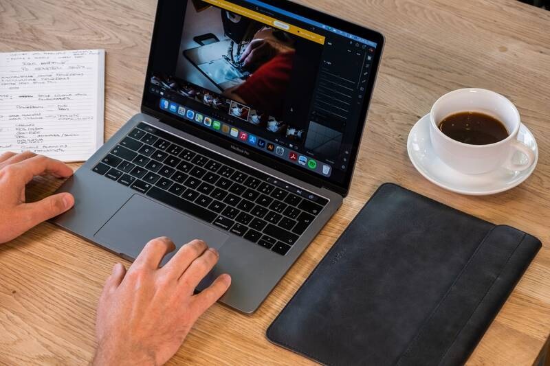 Pouzdro FIXED Oxford na Apple MacBook Air 13" Retina (2018/2019/2020) černé