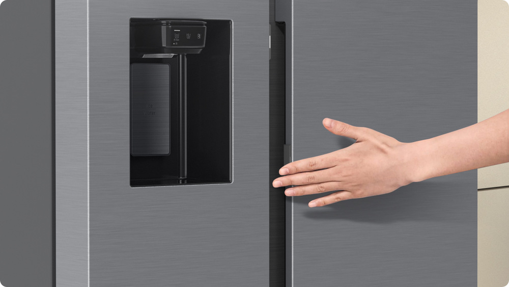 Ruka na dveřích lednice - dotykové otevírání lednice Samsung RS80F64KEFEO