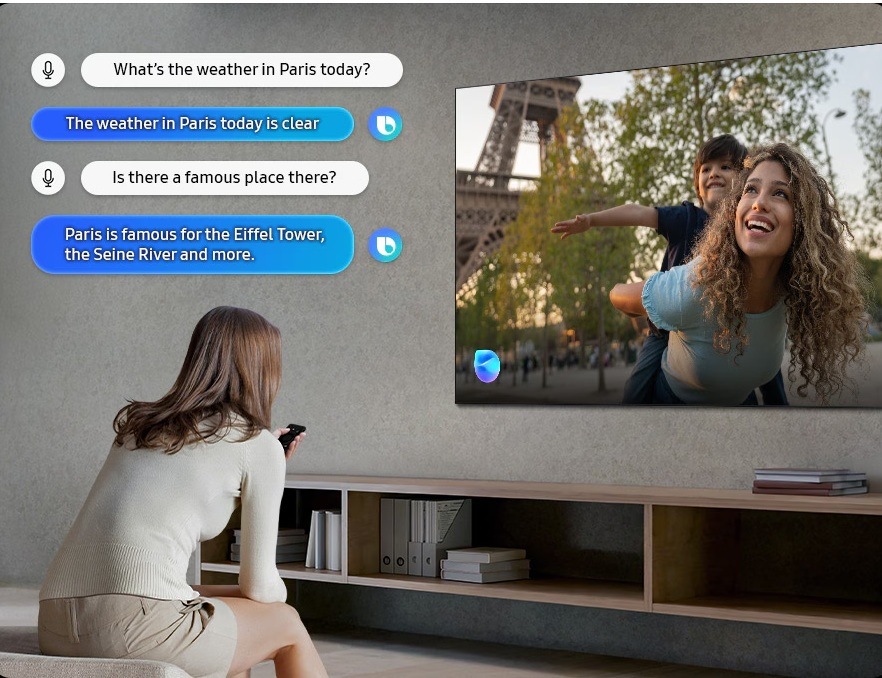Žena používá hlasového asistenta Bixby u sledování televize