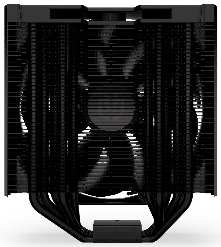Na obrázku je chladič CPU ENDORFY Fortis 5 Black z pohledu zepředu přes žebra. Většinu plochy tvoří hustá mřížka černých kovových žeber – je vidět, že jde o dvojitou „věž“ (dva bloky žeber vedle sebe). Uprostřed za žebry je jen jako stín patrný ventilátor. Dole vyčnívá šest zahnutých černých trubiček (heatpipe), které vedou teplo od procesoru do žeber.
