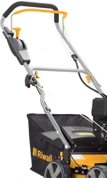 Vertikutátor Riwall RPV 4055 PRO Detail sběrného koše a rukojeti na vertikutátoru Riwall RPV 4055 PRO