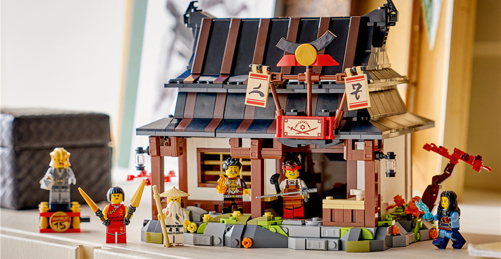 Otevřením přední části kovárny se odhalí ložnice a dílna plná detailů připomínajících historii NINJAGO.