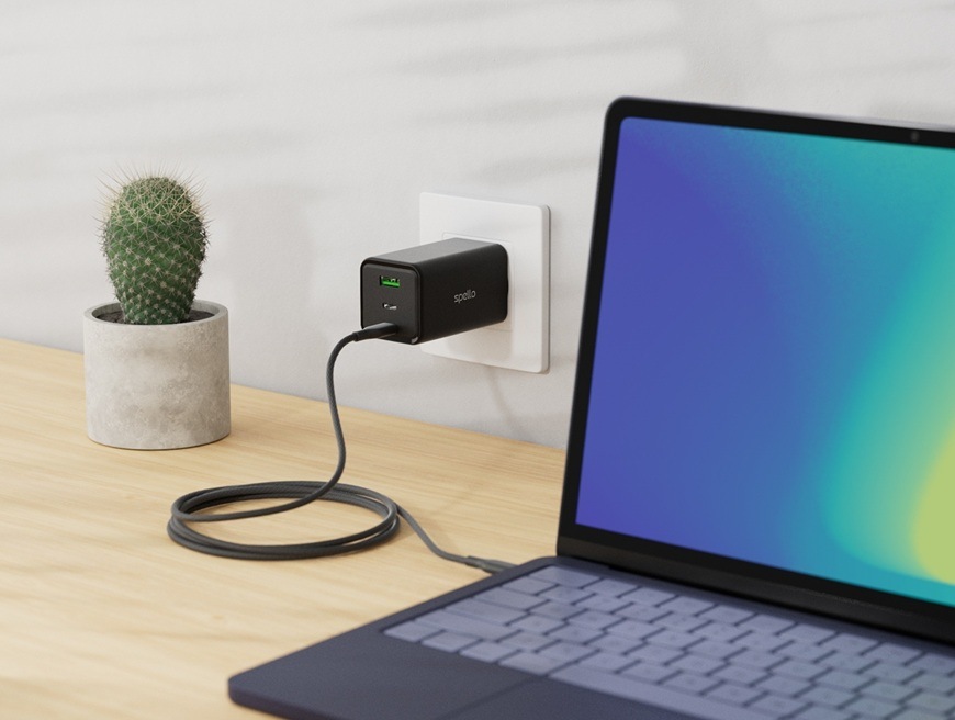 Napájecí adaptér Spello by Epico ForceBoost GaN SA100b 100W černý Napájecí adaptér Spello by Epico dobíjí notebook v černém provedení.