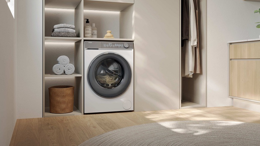 Pračka Haier HW80-B14367U-S bílá pračka haier HW80-B14367U-S v prádelně, kolem jsou police s ručníky a příslušenstvím