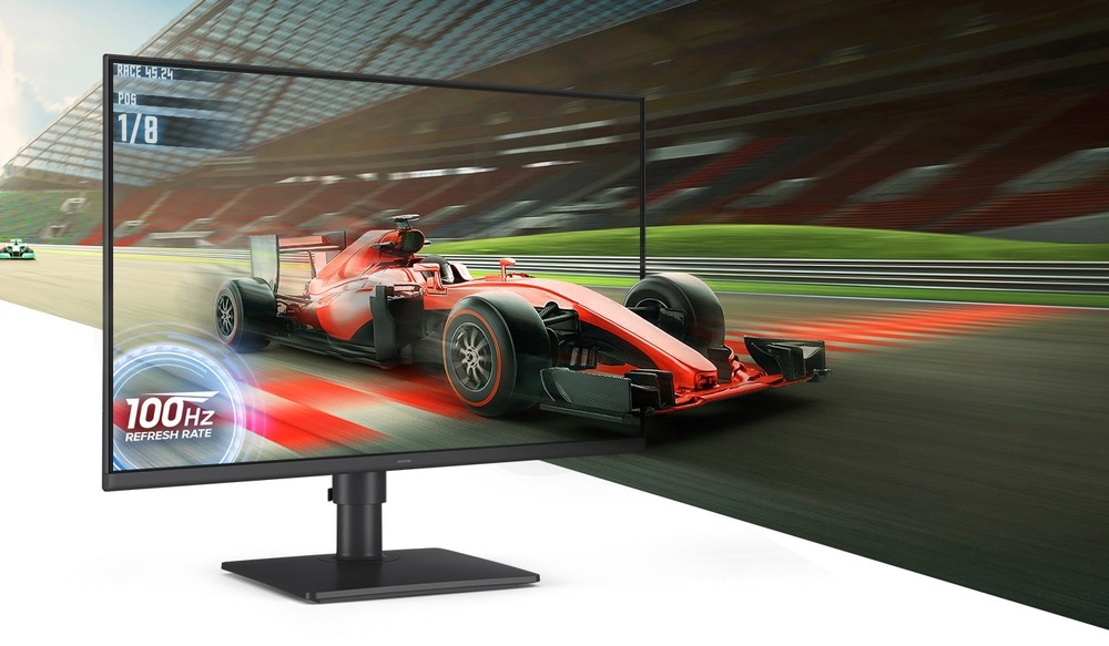 Monitor Samsung Essential monitor S4 (S40GD) černý Červená závodní formule se řítí po závodním okruhu, živě zobrazená na monitoru s vysokým rozlišením. Obrazovka ilustruje obnovovací frekvenci 100 Hz.