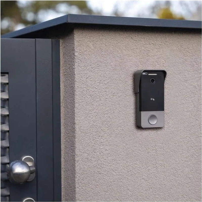 Videozvonek EMOS GOSMART IP-20PoE šedý Videozvonek GoSmart IP-20 s kamerou a číselnou klávesnicí namontovaný na zdi u vstupní branky rodinného domu