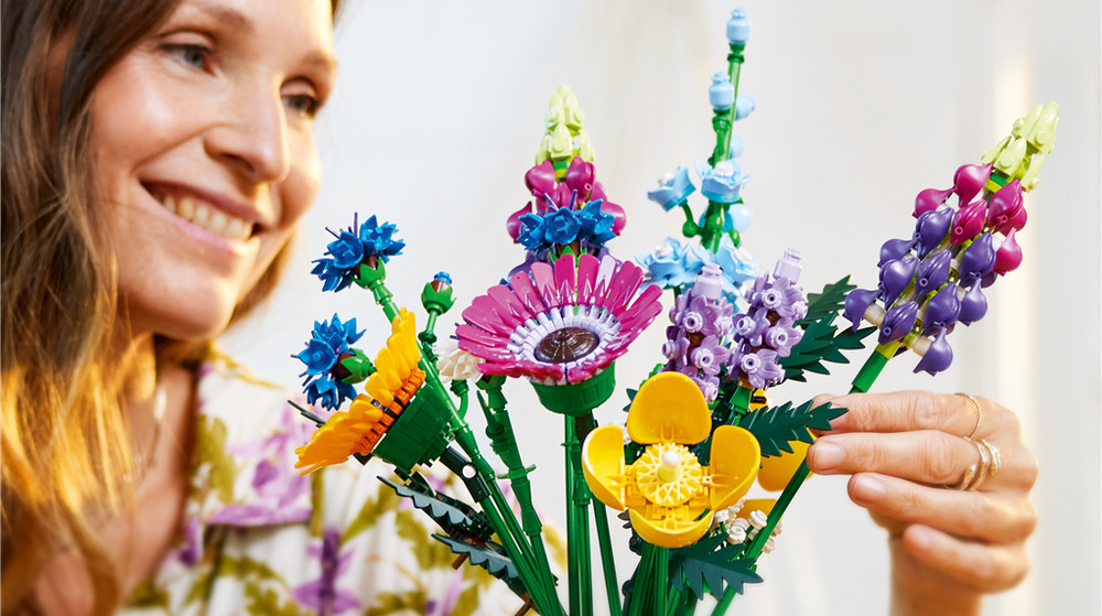 Kytici lze spojit s další stavebnicí LEGO Botanicals a vytvořit ještě větší květinovou dekoraci.