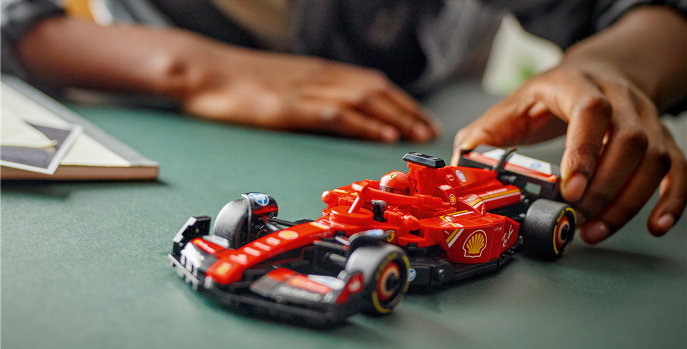 Model Ferrari věrně zachycuje charakteristické prvky monopostu Formule 1 ze sezóny 2024.