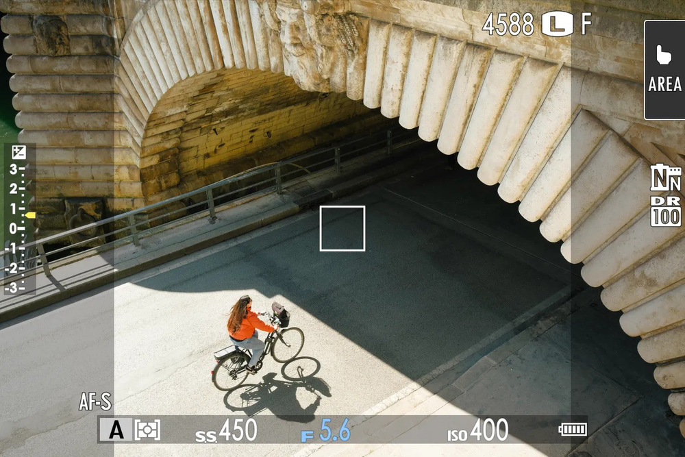 Digitální fotoaparát Fujifilm X-E5, tělo stříbrný X-E5 nabízí 6.2K video, 4K/60p i 240p zpomalené Full HD v kompaktním těle pro profesionální tvorbu na cestách.