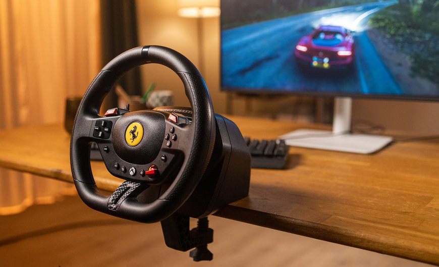 Volant Thrustmaster T98, Ferrari 296 edice - XBOX, PC + Gamepass Ultimate na měsíc zdarma černý