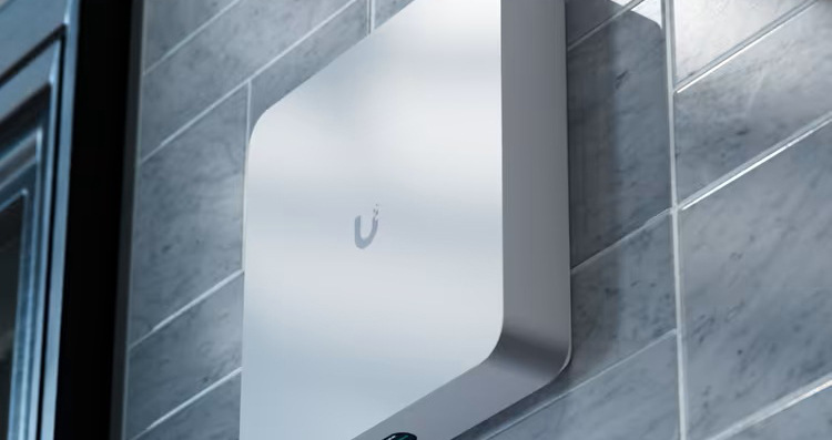 Rekordér Ubiquiti UniFi NVR Instant lze pověsit na stěnu i na DIN lištu