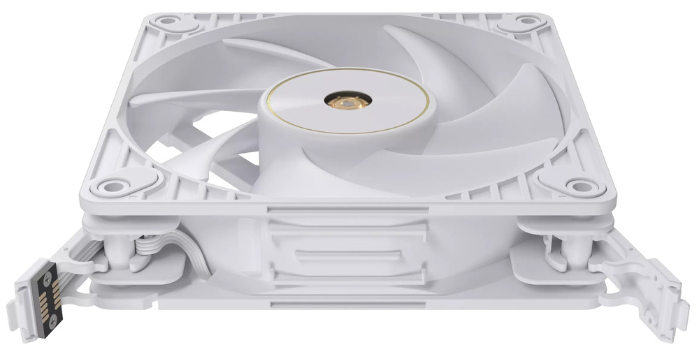 Ventilátor Asus ProArt PF120 White, 120 mm bílý Na obrázku je Ventilátor Asus ProArt PF120 White (120 mm) z nízkého bočního úhlu. Vidíte bílý čtvercový rám a uvnitř bílé lopatky; uprostřed je kulatý náboj se zlatavým kroužkem a kovovým středem. Z boku je dobře patrná nestandardní konstrukce pro snadné spojování – ventilátor má zásuvné/klipové úchyty a na levé straně je vidět malý konektorový modul (kontakty), který slouží k propojení více ventilátorů bez samostatných kabelů. Celkově působí jako „modulární“ ventilátor, který se dá rychle skládat do sestavy.