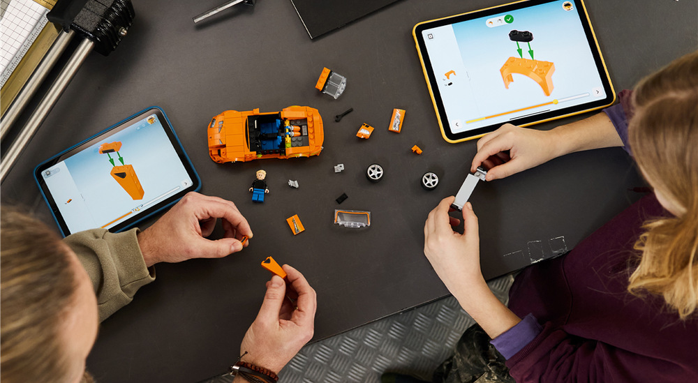 Aplikace LEGO Builder usnadní stavění a model lze doplnit dalšími slavnými vozy z řady LEGO Speed Champions.