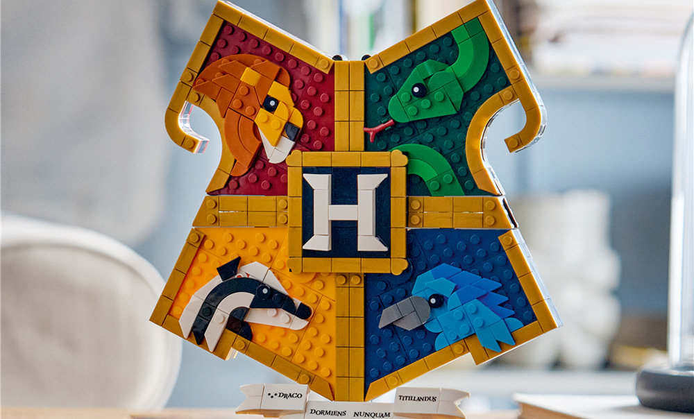 Model měří přes 24 cm a nabízí fanouškům od 12 let kreativní stavění s aplikací LEGO Builder.