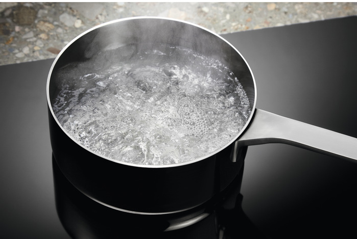 Indukční varná deska Electrolux EIS8134 černá Disponuje funkcí PowerBoost