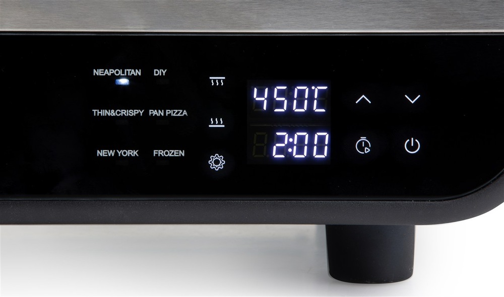 Detail digitálního ovládání a LCD displeje pece na pizzu Domo GENIUS DO9289PZ