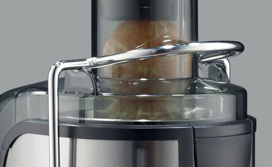 Odšťavňovač Gorenje JC 805 E II nerez detail na xxl plnici otvor odstavnovace Gorenje JC 805 E II, je v něm vidět cela mandarinka