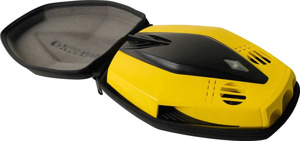 Žlutý podvodní dron Chasing Dory uložený v otevřeném černém ochranném pouzdře na zip.