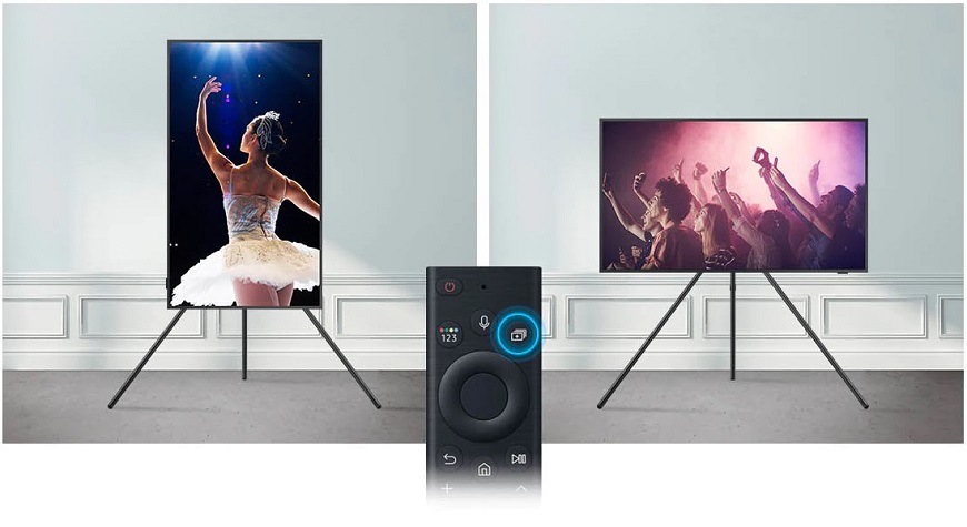 Stojan pro TV Samsung Auto-otočný na Studio Stand VG-ARAB43STD (2022) černý Koláž z obrázků stojanu pro TV Samsung – vlevo televize postavená na stojanu na výšku se záběrem baletky, vpravo televize postavená na šířku se záběrem lidí na koncertu, před obrázky je dálkový ovladač se zvýtazněným tlačítkem