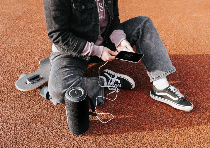 Telefon nabíjený z reproduktoru Concept SoundJoy BR5530 pomocí připojeného kabelu