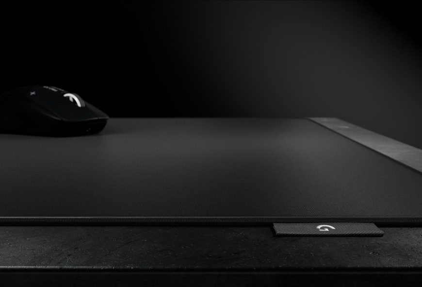 Nízký boční pohled na podložku Logitech PRO X Control se zaobleným okrajem a logem Logitech G