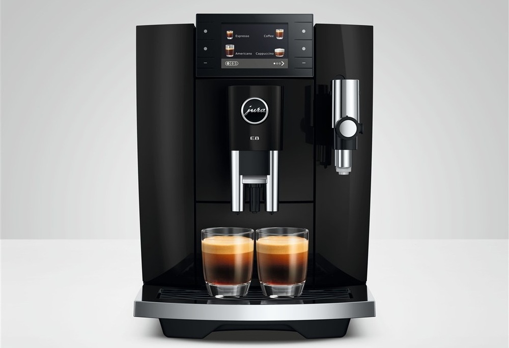 Automatický kávovar Jura E8 Piano White (modelový rok 2026) bílý Automatický kávovar Jura E8 Piano Black chystrá dva šálky kávy zároveň