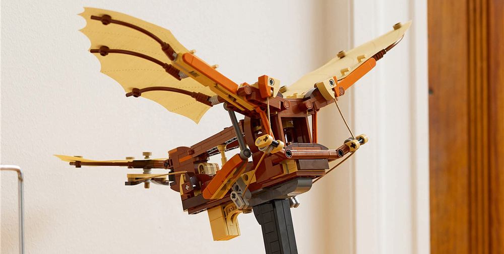 Stavebnice LEGO® Icons 10363 Létající stroj Leonarda da Vinciho Model nabízí dospělým soustředěné stavění, zajímavé technické detaily a výstavní využití v interiéru.