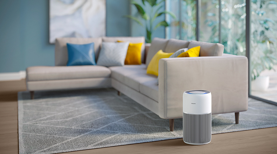 Čistička vzduchu Philips AC2220/10 2000 Series stojící v obývacím pokoji vedle pohovky