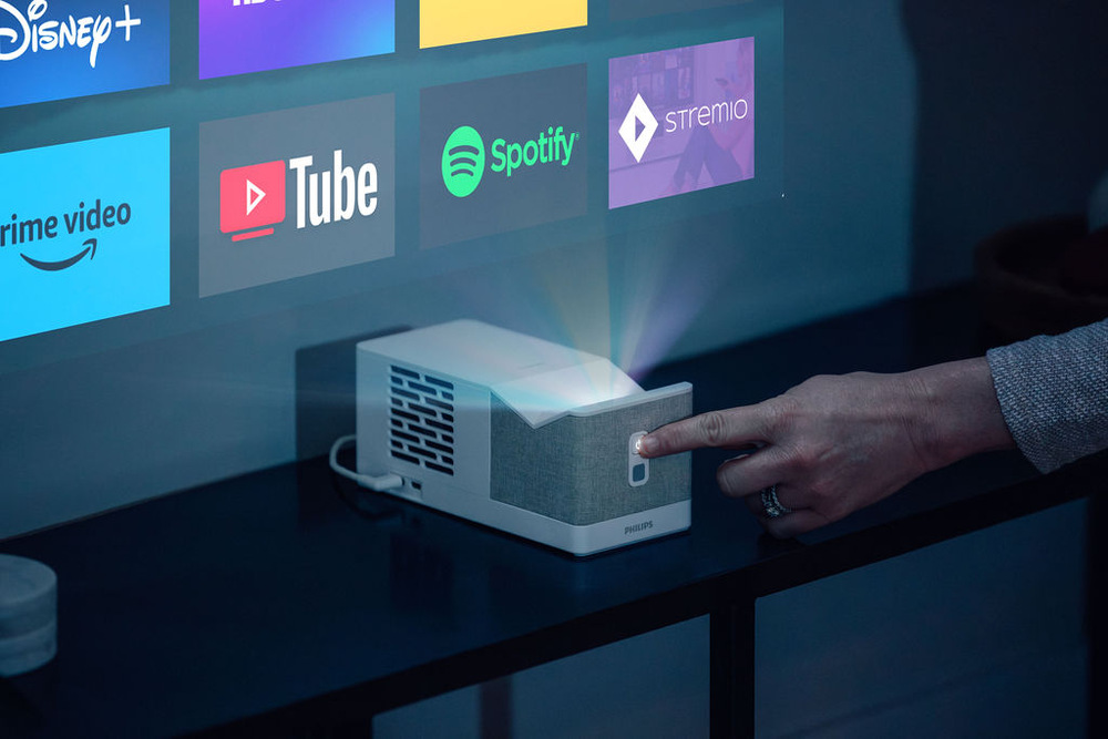 Předinstalované aplikace v záběru s projektorem Philips