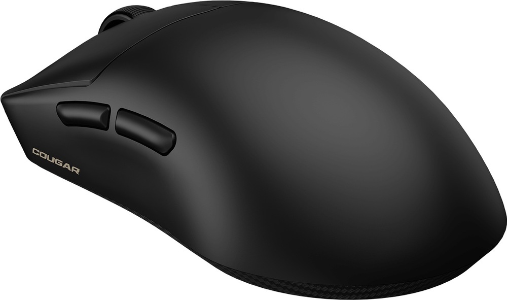 Na obrázku je černá bezdrátová herní myš Cougar Revenger PRO 4K z bočního pohledu. Má výrazně klenutý ergonomický tvar pro pohodlné opření dlaně a matný černý povrch. Na levém boku jsou dvě programovatelná tlačítka pro palec a pod nimi malé logo Cougar. Ve spodní části je vidět strukturovaný protiskluzový povrch pro jistější držení.