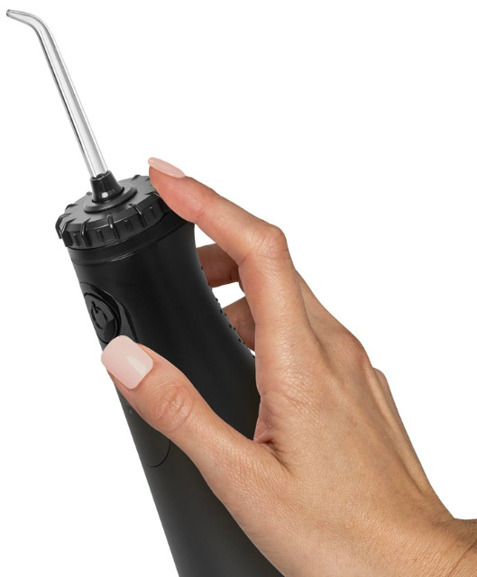 Ruka otáčí tryskou EASYSPIN na ústní sprše Waterpik WF26EUB
