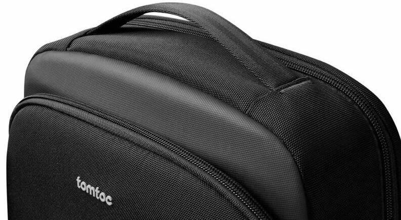Batoh na notebook tomtoc Explorer - T60 Laptop Backpack černý Detail horního madla a zipů YKK na batohu tomtoc Explorer T60 s odolnou textilií