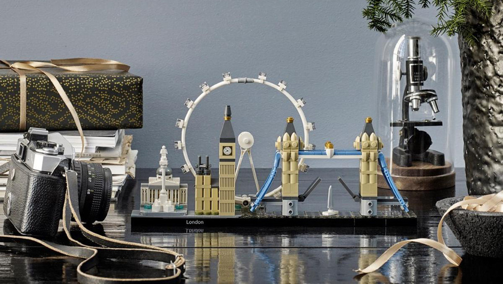 Stavebnice LEGO® Architecture 21034 Londýn Tower Bridge má pohyblivou horní část, kterou lze otevřít a vytvořit prostor pro proplutí lodi po Temži.
