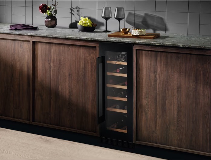 Vinotéka Electrolux EWUS020B5B černá Vinotéka Electrolux EWUS020B5B černá