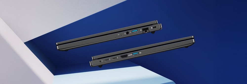 Dva černé notebooky s různými porty jsou zobrazeny na geometrickém modro-bílém pozadí, které navozuje moderní a profesionální dojem.