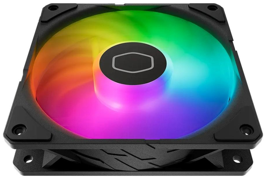Na obrázku je ventilátor Cooler Master SickleFlow Edge 120 ARGB, PWM z nízkého bočního úhlu. Je to černý čtvercový ventilátor se čtyřmi montážními otvory v rozích. Uvnitř jsou průsvitné lopatky, které svítí duhovými barvami (zelená, žlutá, oranžová, růžová, modrá), takže plocha ventilátoru působí jako barevný kruh. Uprostřed je kulatý černý střed s jednoduchým symbolem. Zespodu je vidět zdobená boční část rámu s geometrickým vzorem, která ventilátoru dodává „robustnější“ vzhled.