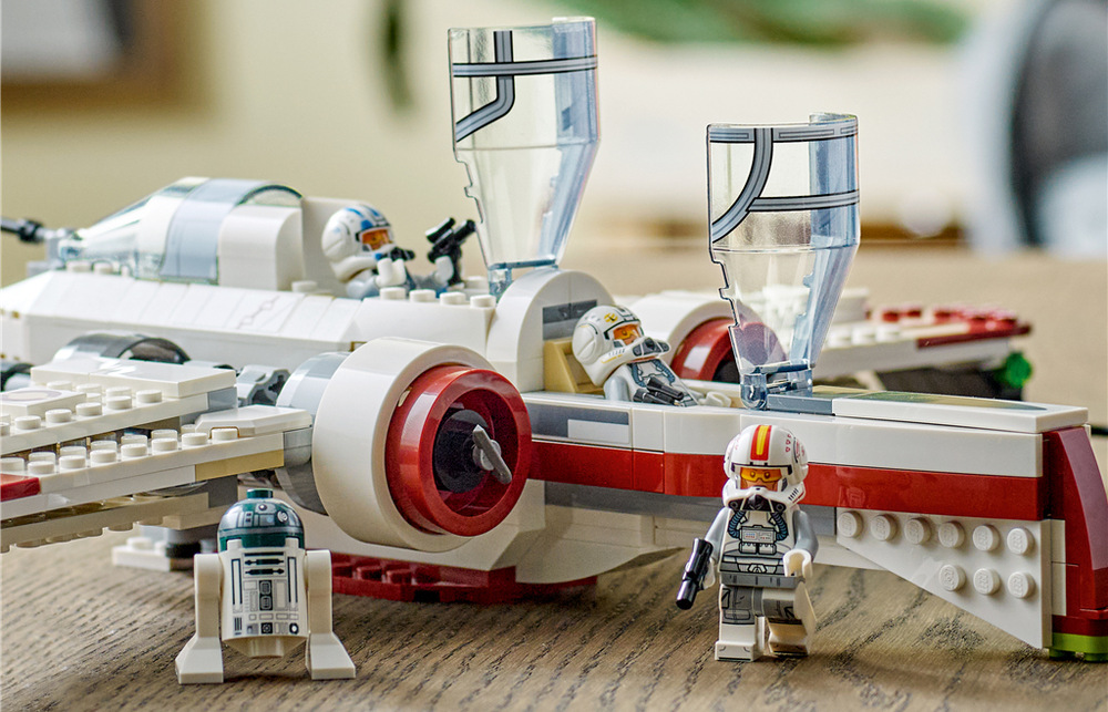 Stavebnice LEGO® Star Wars™ 75402 ARC-170 Starfighter™ Šest křídel, ovladatelný režim letu a pružinové vystřelovače dělají ze stíhačky pořádně akční model.