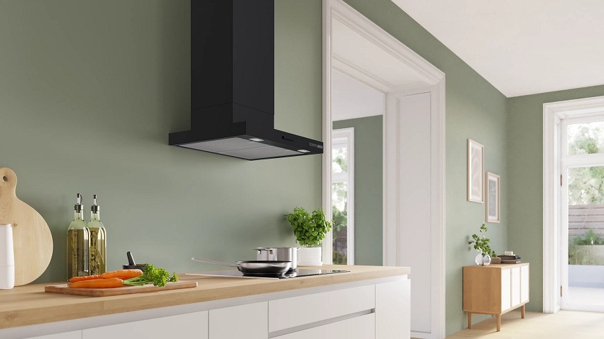 Odsavač par Bosch DWB63BC60 v moderní bílé kuchyni