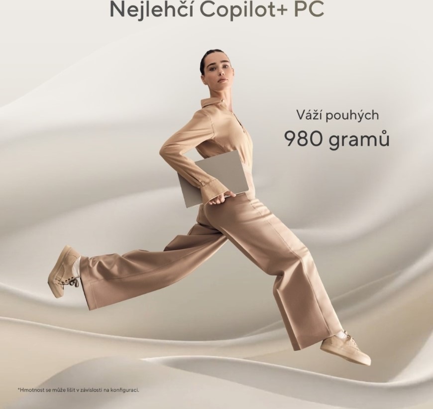 Notebook Asus Zenbook A14 šedý Žena nese lehký notebook ASUS Zenbook A14, který váží méně než 1 kg
