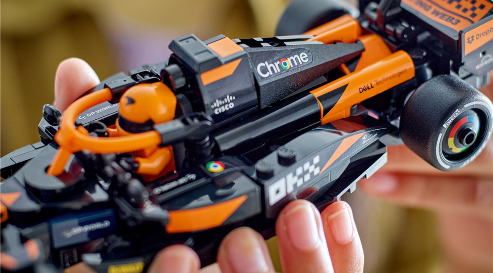 Model McLaren F1 Team MCL38 zachovává charakteristické prvky skutečného monopostu včetně svatozáře a zadního křídla.