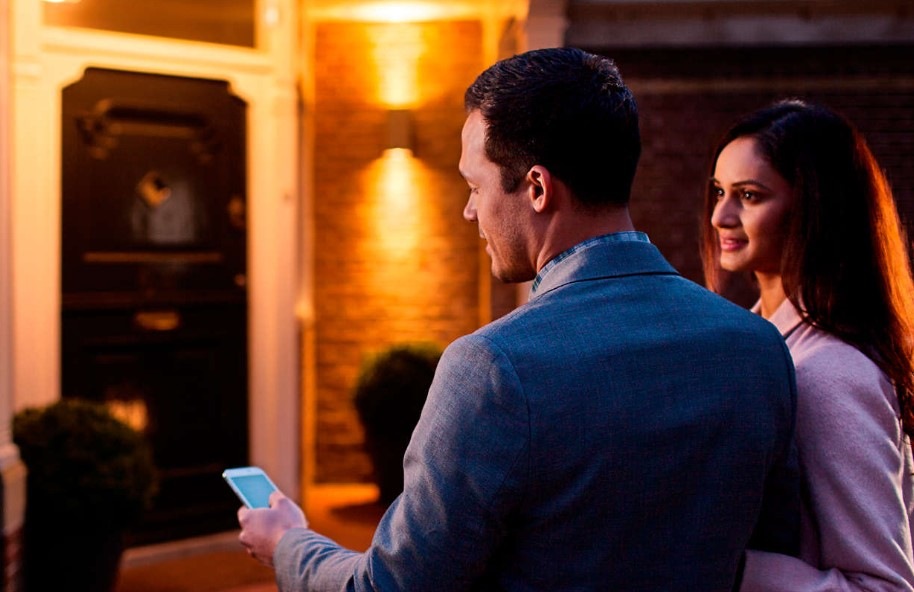 Ovladač Philips Hue Bridge 2.0 bílé Ovladač Philips Hue Bridge 2.0 bílé