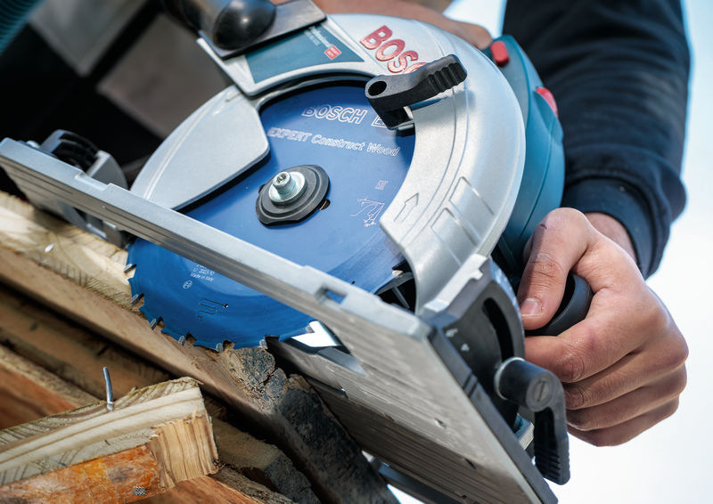 Muž řeže dřevo s pilovým kotoučem Bosch PRO 2.608.644.136