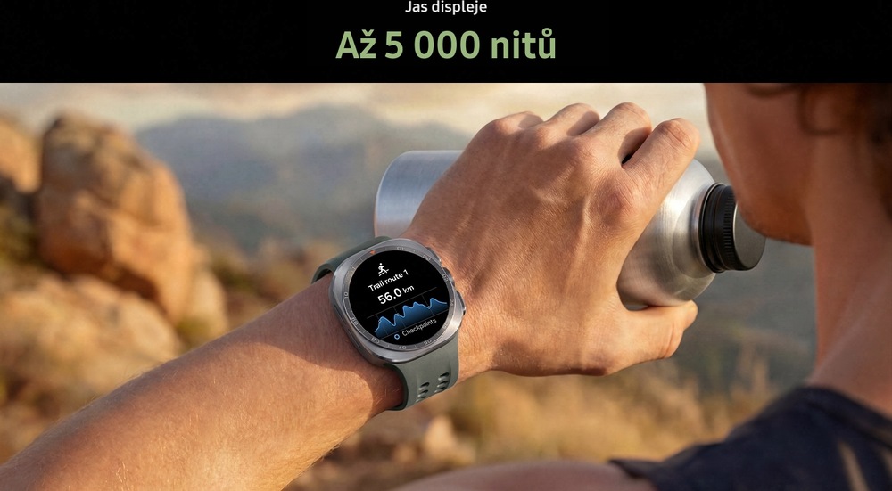 Hodinky Galaxy Watch Ultra2 jsou zachycené na pozadí, které tvoří písečný terén a sluncem osvětlená vodní hladina. Displej je jasný v obou prostředích, což podtrhuje vysoký maximální jas displeje hodinek Galaxy Watch Ultra2, který dosahuje 5 000 nitů.