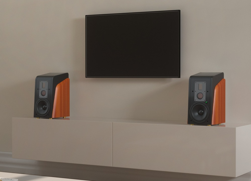 Reproduktory Swan M300MKII (2 ks) hnědé Regálové reproduktory se zkosenou ozvučnicí umístěné po stranách televizoru v moderním obývacím pokoji