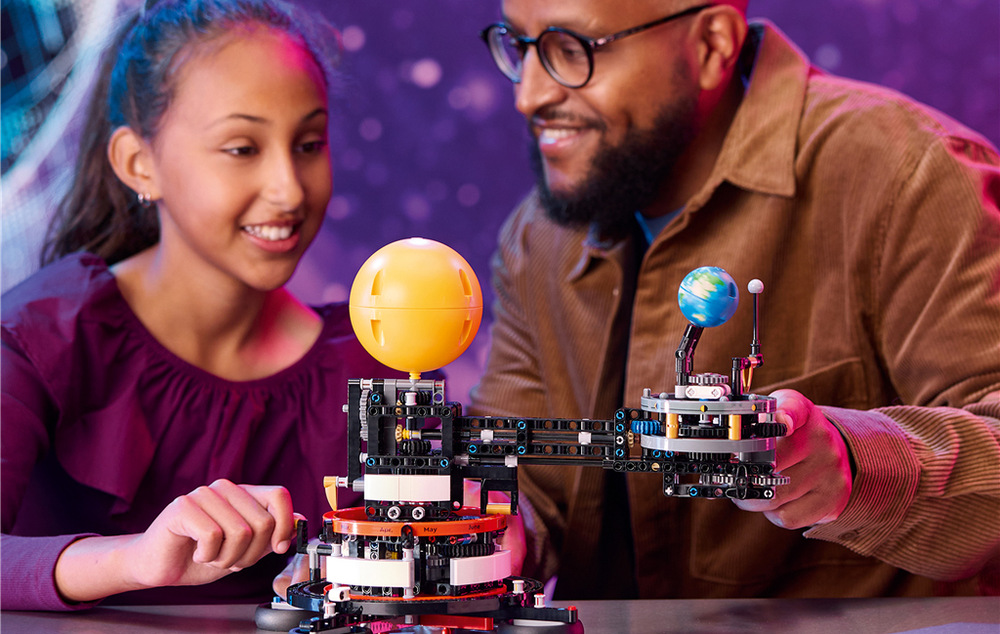 Stavebnice LEGO® Technic 42179 Planeta Země a Měsíc na oběžné dráze Model z 526 kostek LEGO nabízí školákům od 10 let zajímavé stavění i výraznou dekoraci do pokojíčku.